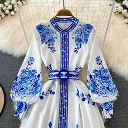 Lässige Kleider 2023 Frühling Frauen Retro chinesischer Stil Blau -weißes Porzellan -Druck Single Breated mit Gürtel Maxi Long Dres304f