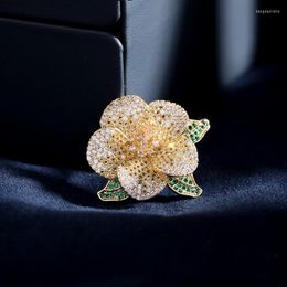 Brooches SUYU Luxury Three-Dimensional Camellia Copper Inlaid Cubic Zirconia Women's Brooch Set Accessories Gift