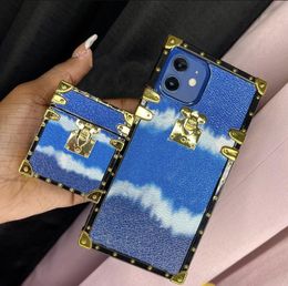 Designer 2 Piece Suit Phone Cases Fashion PU Leather V Colour Print Coque Set for iPhone 15 14 Pro Max Case i13 Mini i12 i11 Max XS XR 7 8 Plus Airpod Pro 3rd Generation Cover