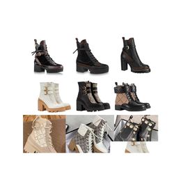 Stivali Designer Martin Desert Boot Tacchi alti Caviglia Fahsion Scarpe Piattaforma Donna Inverno Love Arrow Pelle Tacco Medaglia Heavy Duty Sol Dhf5E