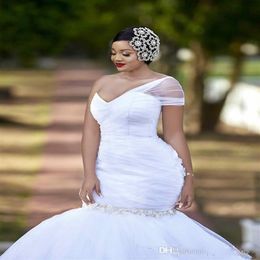 2020 Neue Sexy Plus Size Meerjungfrau Brautkleider Afrikanische Eine Schulter Rüschen Perlen Sexy Open Back Mit Knopf Sweep Zug braut G182j