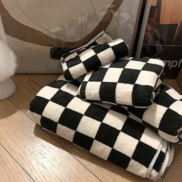 Comforters sets Ins Checkerboard Blanket Classic Plaid Sofa Spring and Summer Air Conditioning Office Nap Shawl Cushion 230801