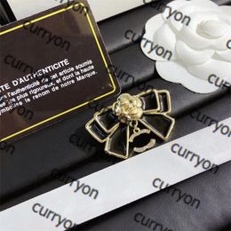 Women Stamp Brooches Luxury Brand Desinger Jewellery Diamond Pearl Pin Bow Print Brooch Gold Plated Vintage Gift Wedding Party Accessories