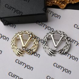 Brand Designer Brooch Small Sweet Wind Women V Letters Metal Brooch Suit Pin Gold Silver Jewellery Clothing Decoration Dress Accessories