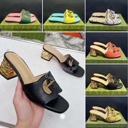 Kadınlar birbirine geçen g terlikleri kesilmiş kayma sandalet sandaletler tıknaz 5cm topuk kauçuk platform alfabe bayan orta blok topuklu terlik parlak deri sandal boyutu 35-44 b2