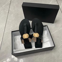 En kaliteli flip flop sandal slayt orijinal deri sanal lüks tasarımcılar ayakkabı yaz plaj bayan kaydırıcıları düz topuk erkek dış mekan terlik katır boyutu 35-46 kutu