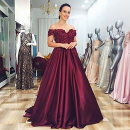 2023 Vintage Mother of the Bride Dresses Burgundy Dark Red Lace Appliques Beads Flowers Satin A Line Off Shoulder Wedding Guest Gowns Zipper Back