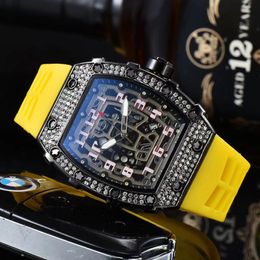 Wristwatches Personality Yellow Silicone Arabic Numbers Quartz Watch Tonneau Shape Black Diamond Unique Men Fashion Luminous Wristwatch 230802