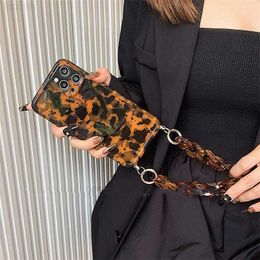 Cell Phone Cases Retro Luxury Amber Leopard Print Wrist Chain Phone Case For iPhone 13 12 11 Pro Max XS XR X 7 8 Plus SE 3 Soft Silicone Cover L230731