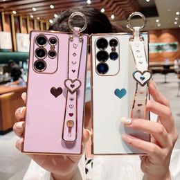 Cell Phone Cases Luxury Plating Case For Samsung Galaxy S23 S22 Ultra S20 FE S21 Plus A52 A53 5G A33 A23 A14 A12 A13 Love Heart Wrist Strap Cover L230731