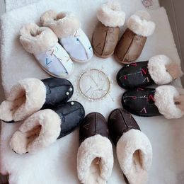 2023 designer fashion good Brand New women v Slippers Leather Children size mens with soft Fur Suede Velvet Winter Slipper Loafers Mules Flat size 35-45
