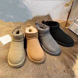 Heiße Damen-Ultra-Mini-Schneestiefel, weiche, bequeme Schaffell-Warmstiefel mit Kartenstaubbeutel. Schöne Geschenke