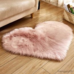 Carpets 2021 new home textile Plush living room heart-shaped carpet bedroom bedside mat cute girl style R230802