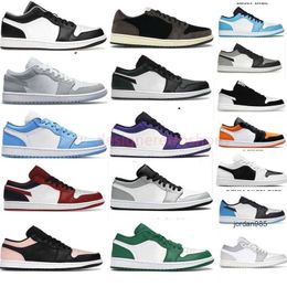 2024 Traviss 1 Low Basketball Shoes Jumpman 1 Mens Women Fragment x Reverse Mocha Black Cat Vintage UNC Football Grey Aluminum Hemp White Taxi Bred Toe Men Sneakers