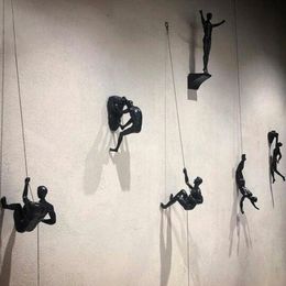 Decorative Objects Figurines Climbing Man Resin Iron Wire Wall Hanging Decoration Sculpture Figures Creative Retro Present Statue Background Decor 1pc 230802