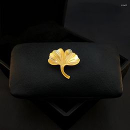 Brooches Yellow Seashell Ginkgo Leaf Small Pin Exquisite High-End Women's Suit Shell Brooch Simple Luxury Corsage Jewelry Gifts 1311