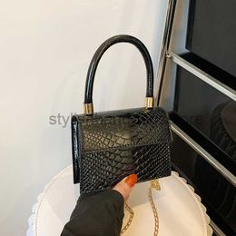 Shoulder Fashionable and Personalised minimalist internet celebrity handbag autumn 2023 new Westernised one shoulder small square casual ba