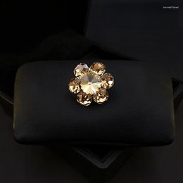 Brooches Exquisite Retro Six-Petal Flower Brooch Simple Elegant Collar Pin High-End Women Coat Suit Accessories Rhinestone Jewelry