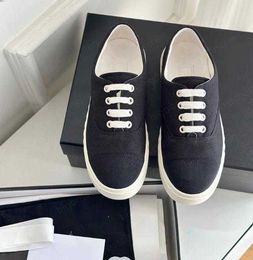 Luxury designer dress shoes fashion classic flat lace-up sneakers black white denim low-top thick bottom splicing loafers 35-41
