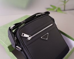 Cross Body Luxury Mens Designer Bag Bag Shoulder Phone Bag Small Size Triangle Cowhide Leather Worn Metal Zipper Shoulder Bag Pochette