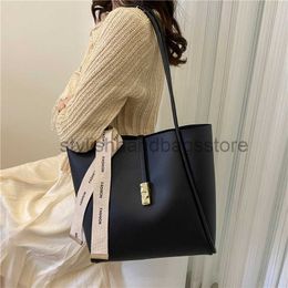 Shoulder Bags High capacity popular texture contrast tote bag this year 2023 new trendy Korean version fashionable and simple shoulder bagstylishhandbagsstore