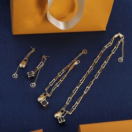 2023 Latest Style V Necklace Designer Earrings Luxury Bracelet Fashion Jewellery High Quality Earrings Wedding Gift Necklace Set