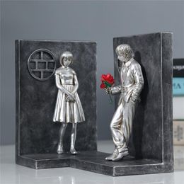 Decorative Objects Figurines 2Pcs Bookends Resin Banksy Book Ends Bookshelf 3D Figure Mold Books End Miniature Figurine Holder sujetalibros 230804