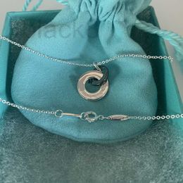 Collane con ciondolo Designer S925 Argento sterling 1837 Collana con doppio anello Maglia femminile Colletto rosso Catena Personalità Coppia maschile Ciondolo anello nero F64N