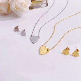 Designerhänge halsband smycken set kvinnor lady titanium stål 18k pläterade guldörhängen halsband set med g brev hjärthänge