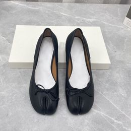 Scarpe eleganti Primavera europea e americana punta divisa scarpa singola tacco medio da donna in pelle di pecora poco profonda scarpe con zoccolo di maiale 230803