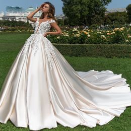 Sexy Illusion 3D-Blumen-Spitzen-Hochzeitskleid mit kurzen Ärmeln, weichem Satin, formelles Kapelle-Schleppe-Brauthochzeitskleid