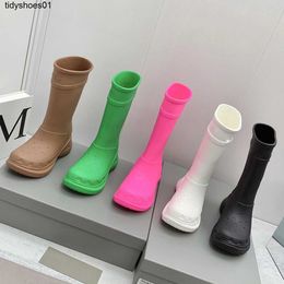 Moda paris botas de chuva femininas sola grossa 2023 novo muffin alta antiderrapante co-branding passarela buraco balenciga sapatos de chuva femininos