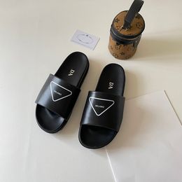 Loafer Dreieck im Freien Slide Summer Beach Rubber Sandales Luxusschuh Sandale berühmte Designerin Frau Slipper Designer Pantoffeln Ledergröße 35-46 Fersenabläufe Flache Folien