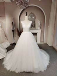 Elegant Ivory A Line Wedding Dresses V-Neck Sleeveless Lace Appliques Chapel Train Long Tulle Bridal Gowns