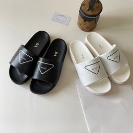 новые женские мужские резиновые сандалии Slide треугольные модные тапочки на открытом воздухе плоские сандалии 10a высококачественная дизайнерская обувь Летние пляжные тапочки Роскошные кожаные шлепанцы