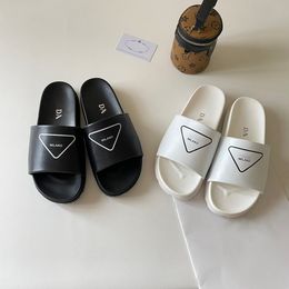 Slippers triangle rubber man slipper sandal famous designer woman shoe Luxurys slippers Summer outdoors flat slides blavk loafer Slide popular fashio Y240528