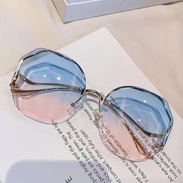 Sunglasses 2023 Fashion Tea Gradient Women Ocean Water Cut Trimmed Lens Metal Curved Temples Sun Glasses Female UV400