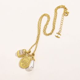 Luxus -Modedesigner Doppelbuchstaben Anhänger Halskette 18K Gold plattiert hochwertiger Strassklavikularkette Damen Girl Festival Jewelry Geschenk 20Style