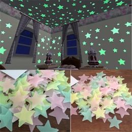 300pcs 3d yıldızlar karanlık duvar çıkartmalarında parlıyor Luminous floresan duvar çıkartmaları çocuklar için bebek odası yatak odası tavan ev dekor