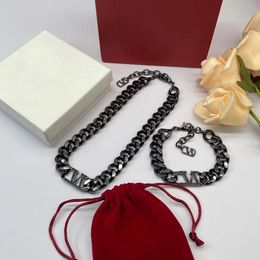 Lyx mode pärlhalsband designer smycken bröllop pläterade platina bokstäver hängen halsband för kvinnor med c brev diamant pendan box aaa6688
