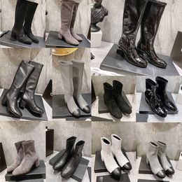 Designer-Stiefel. Elastische Stiefel mit Reißverschluss hinten