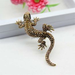 Pins Brooches 2022 Lizard Gecko Brooch Exquisite Retro Personality Animal Corsage Collar Pins Clothing Ornament Men And Women Holiday Gift HKD230807