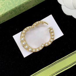 Women Pearl Bezel Brooch Vintage Copper 18k Gold Plated Classic Metal Pins Simple Hollow Luxury Accessories Needle