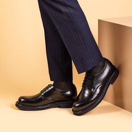 Подлинная итальянская мужская свадебная кожа Дизайнерский качество качества ретро -осенний раунд ноги черная формальная социальная обувь Человек 9449
