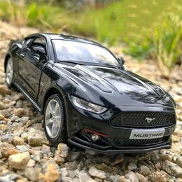 Diecast Model Cars FORD Sports Car Alloy Car Model Diecast Metal Toy Car Model Collection High Simulation Pull Back Childrens Toy Gift R230807