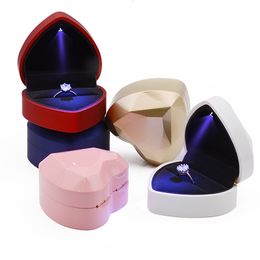 Jewellery Boxes Luxury Heart Shaped LED Light Wedding RingNecklace Box Gift High Quality Diamond Face Soft Plush 230808