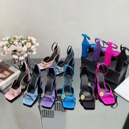 Neueste Mode-Schuhe mit hohen Absätzen, echte Seide, Knöchelriemen, klobiger Absatz, Sandale, dekorative Pumpe, 9 cm, Partykleid, Abendessen, Luxus-Designer-Sandalen für Damen mit Box