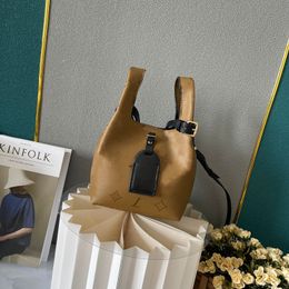 Paris Fashion Show T-stage Designer Bag Atlantis Grocery Basket Bag Womens Handheld Crossbody Bag Classic Style Letter Combination Leather Shoulder Bag 240402