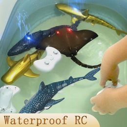 Electric/RC Animals Water Swimming Pools Tub Robots Remote Control Sharks Baby Bath Toys for Boys Children Kids Electric Rc Animals Bionic Fish Ship 230808