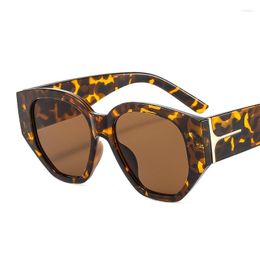 Sonnenbrille 2023 Mode Schild Frauen Männer PC Objektiv Rahmen Casual Dame Stil Schwarz Leopard Marke Designer Metall Dekorieren UV400